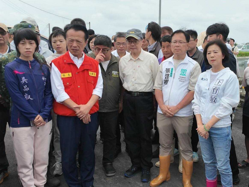 國民黨與民眾黨2026恐面臨百里侯矛盾角力，其中國民黨不分區立委王育敏（右起）與民眾黨不分區立委張啓楷同樣出身自深綠區嘉義縣，誰留在艱困區耕耘？誰轉進嘉義市接棒現任國民黨籍市長黃敏惠？將成為藍白角力重點。（圖／翻攝自立委張啓楷臉書）