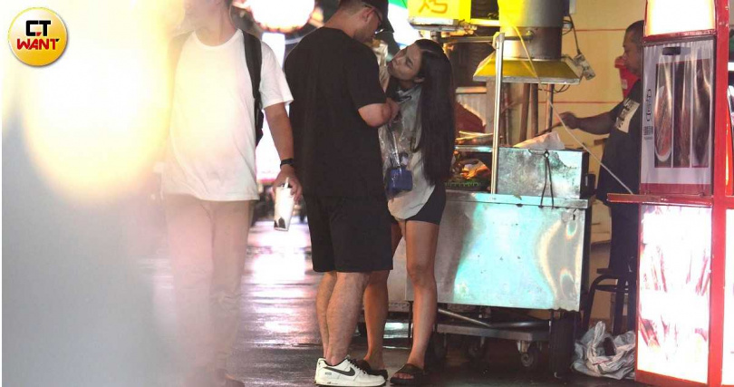 日前林芯儀被本刊直擊大街上索吻健身教練KK,兩人互動親密。(圖/本刊攝影組)