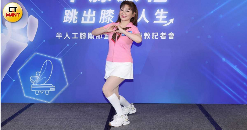 王彩樺呼籲大眾注意膝蓋保養,現場大跳改良版16蹲。(圖/楊澍攝)