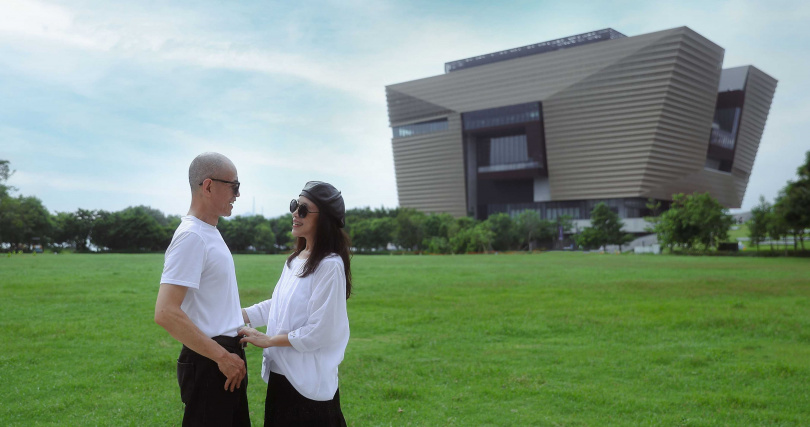 以香港故宮為景,余惟鏡頭下的父母靜靜凝望彼此,深情恆久如同經典永存。(攝影/余惟)