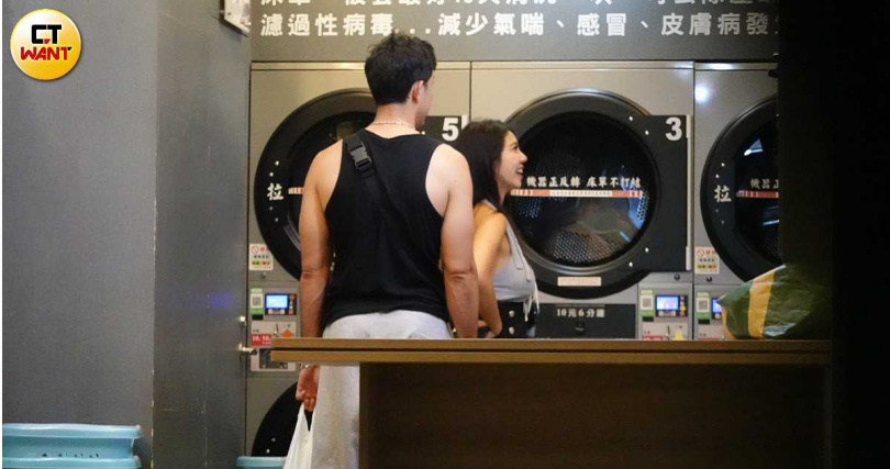 兩人連在新家附近的自助洗衣店都可以聊得很開心,感情極好。(圖/本刊攝影組)