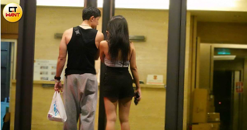 田舞陽與Anita一起回到新家。(圖/本刊攝影組)