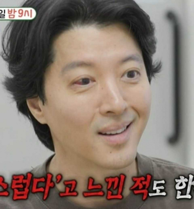 李東健右邊眼睛嚴重充血，就醫後確診為無法根治的僵直性脊椎炎。（圖／翻攝自SBS電視台）