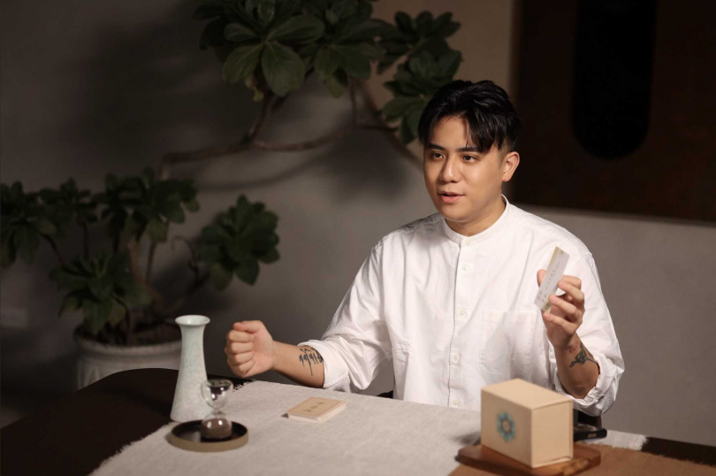 熊仁謙眼神堅定沉穩，推動公益與生命教育的使命感全力以赴。（圖片提供／茸茸花園）