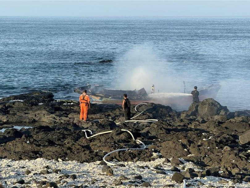 疑似廢棄漁船13日下午出現在吉貝嶼土石方資源堆置處理場東側岸際起火，經警消灌救後燒到只剩船底。（圖／警消提供）