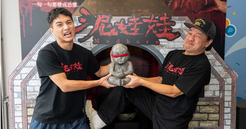 陳為民、李冠毅在電影開場互推神秘泥偶，最後泥偶摔破釋放裡面的邪靈。（圖／天予電影）
