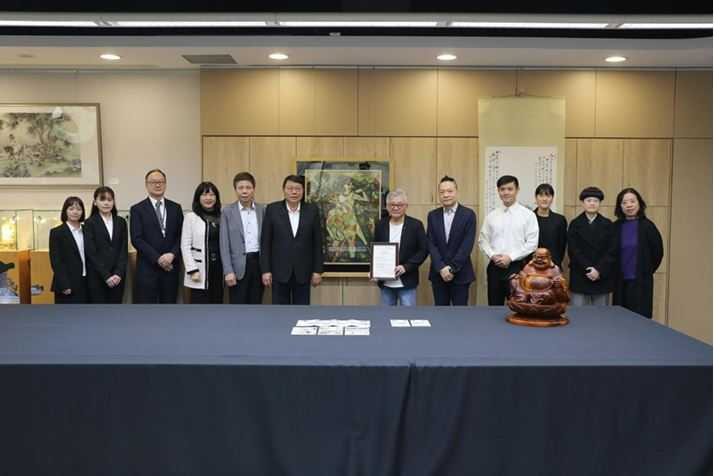 林聲文化×華信航空 藝術公益聯展《鴻榮山之旅：沉浸式的飛行體驗》由雙方董座與多位貴賓於蘇奕榮院長畫作前共同見證開展暨合作備忘錄簽屬儀式。（圖片提供／林聲文化）