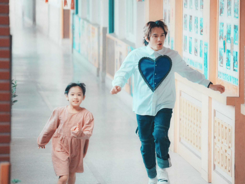 羅文裕和女兒一起拍攝MV。（圖／大賞門文化提供）