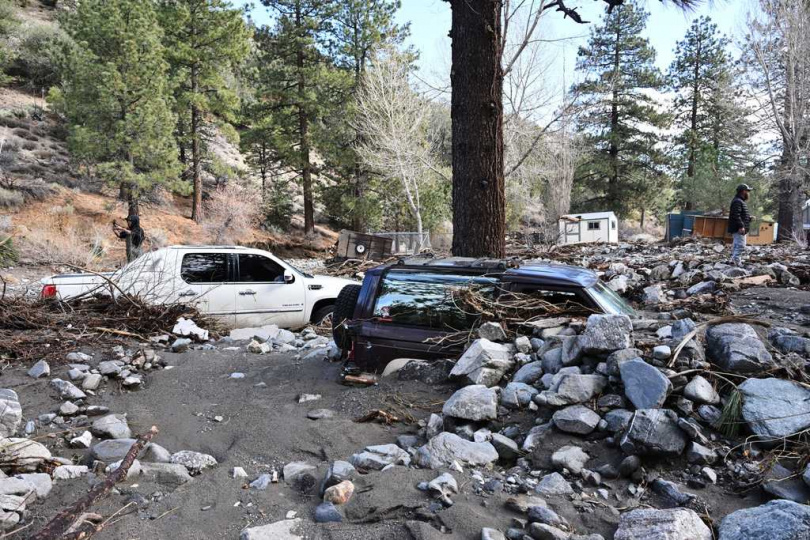 加州多個郡宣布進入緊急狀態,地方政府透過社群平台提醒民眾留意路況與氣象警示。