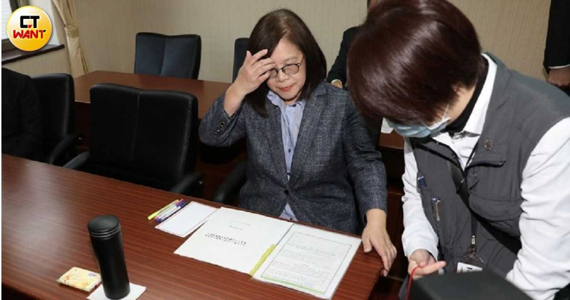 海委會主委管碧玲（左）於對岸軍演期間參加惜別餐敘引發熱議，事後她承認造成負面觀感並表達抱歉。（圖／CTWANT攝影組）