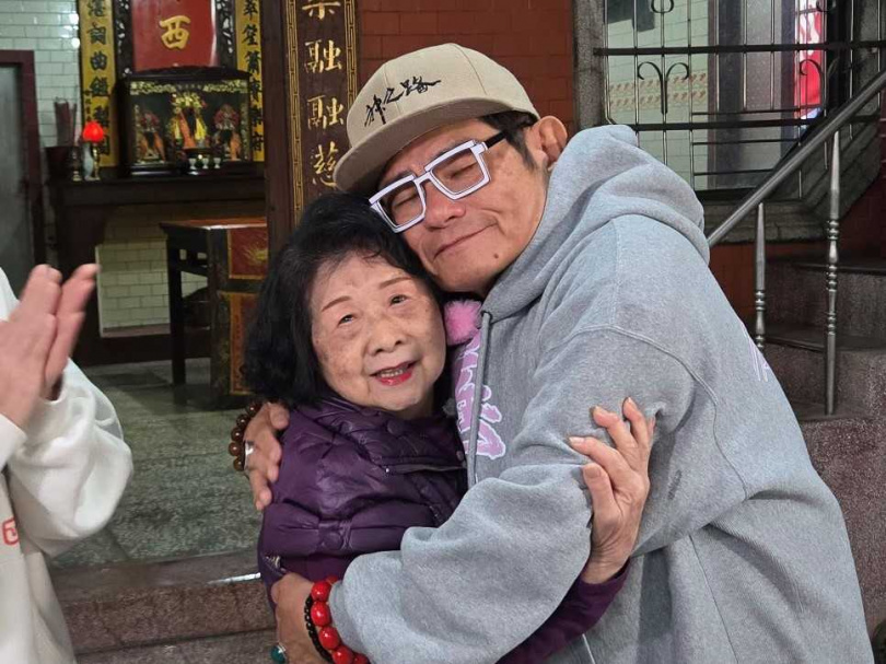 許效舜(右)返鄉遇到伯母(左)。(圖/東森超視提供)