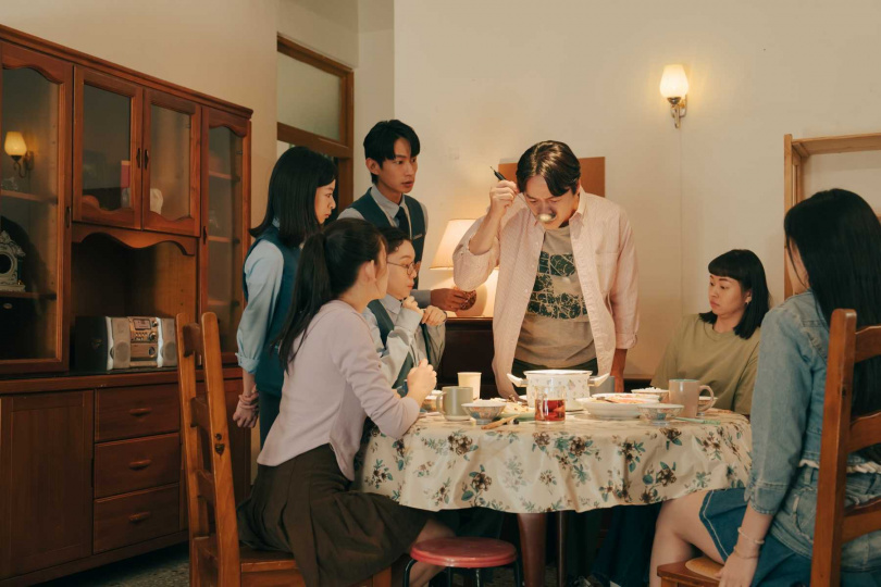 《人生只租不賣》探討各式租屋狀況,馬俊麟飾演的房東兒子想將母親房子賣掉。(圖/公視台語台提供)