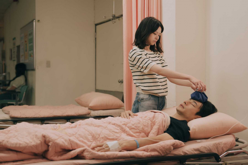 黃河在《人生只租不賣》食物中毒,陳姸霏默默照顧他。(圖/公視台語台提供)