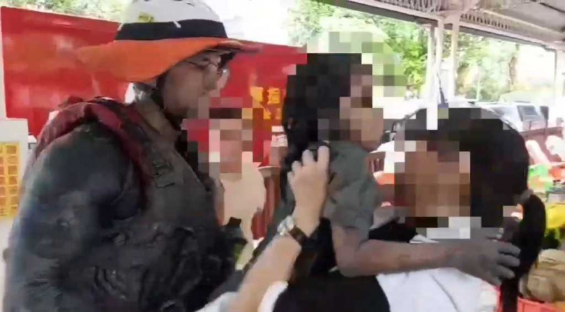 花蓮縣光復鄉9月發生溢流悲劇,6歲女童小沂被乾姑爺、乾姑婆托舉到屋頂,在受困2日後奇蹟生還,2位長輩不幸離世,但他們溫暖守候的行為也讓大眾無比佩服。(圖/屏東縣消防局提供)