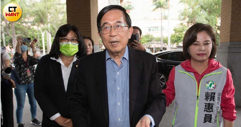 前總統陳水扁（中）用心經營網域獲得不少網路使用者直呼親民。（圖／CTWant攝影組）