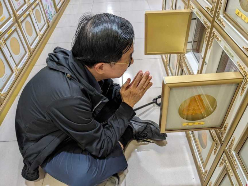 清明節前夕前總統陳水扁低調前往台南麻豆一處納骨樓席地而坐與已仙逝的父母掏心話。（圖／翻攝自陳水扁Threads社群）