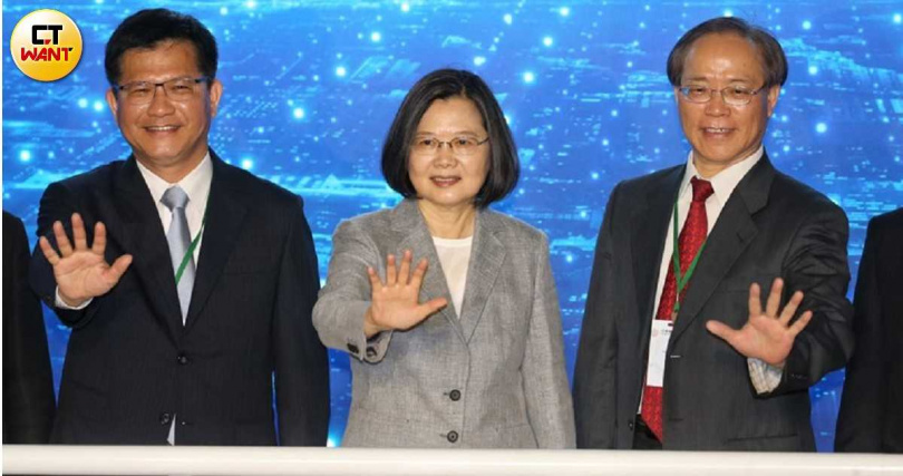 前總統蔡英文（中）領導的想想論壇對公股投信整併有撰文著墨。（圖／CTWant攝影組）