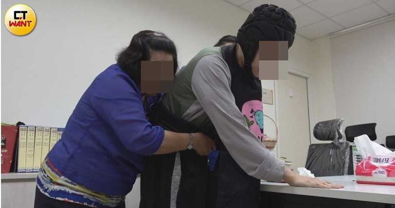 彭小姐去年扶兒子回家的過程中，不慎與兒子一起從樓梯摔落，因此萌生想換住電梯華廈的念頭，卻因此遭詐600萬元。（圖／本刊攝影組）