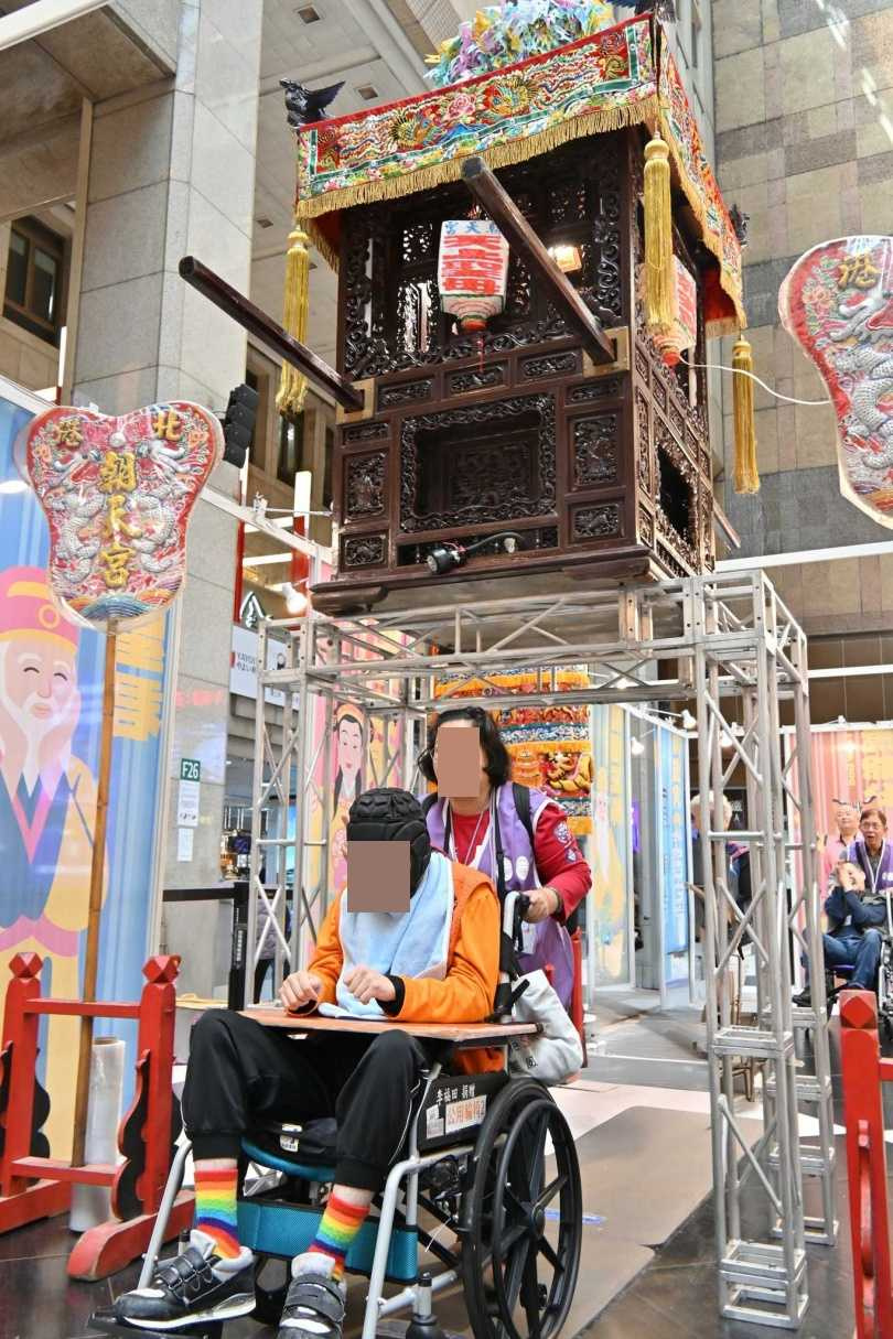 彭小姐推著兒子一起鑽轎底，事後她也開心表示，第一次體驗這樣的活動，真的非常感謝基金會。（圖／唐氏症基金會提供）