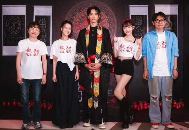 恐怖片《祭弒》主題展，監製曾禎、項婕如、曹佑寧、林襄、導演邱晧洲為活動剪綵。（圖／威視電影）