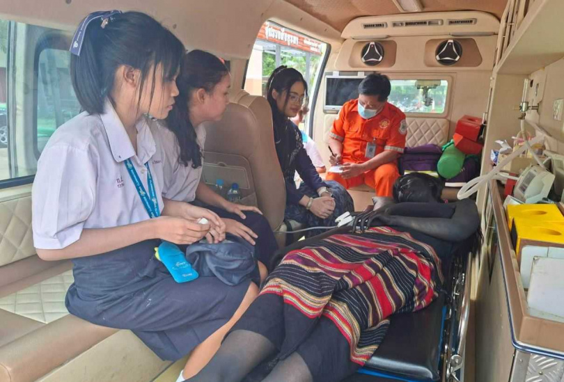 泰國一名16歲女學生日前因腹痛緊急送醫，沒想到她當時仍頂著鬼怪妝容，讓前來救援的救護人員及醫院醫護人員全都嚇了一跳。（圖／翻攝自臉書，泰國清邁象 Chiang Mai Elephant﻿）