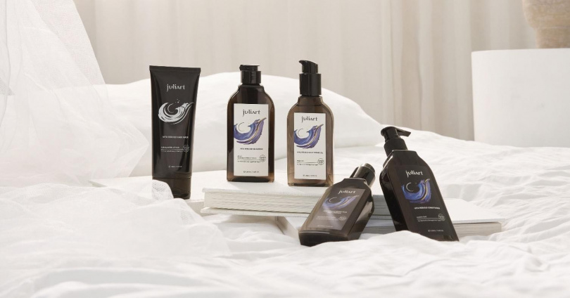 juliArt覺亞洸影重生洗髮精220ml / 780元、洸影重生潤髮乳220ml / 780元、juliArt覺亞洸影重生修護髮膜150ml / 1,200元、洸影重生魔髮精靈150ml / 1,800元、洸影重生精萃髮油150ml / 1,880元。(圖/品牌提供)