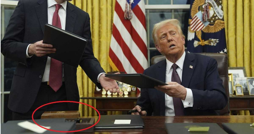 川普重返白宮，裝在木盒的「紅色按鈕」也回歸。（圖／達志／美聯社）