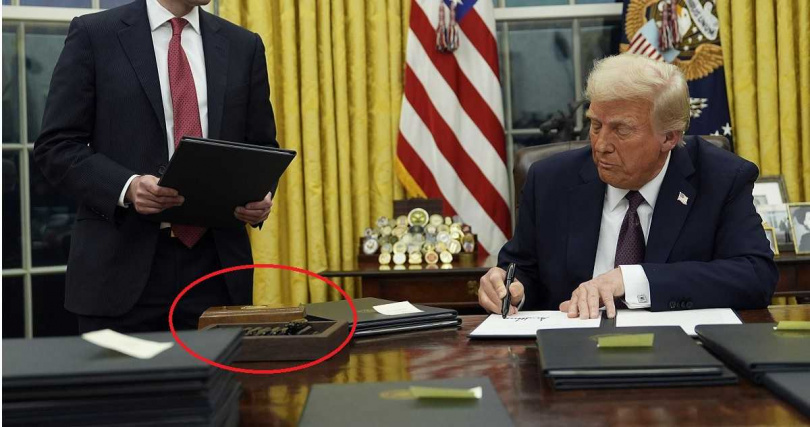 川普重返白宮，裝在木盒的「紅色按鈕」也回歸。（圖／達志／美聯社）