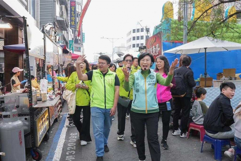 林岱樺為爭取民進黨內高雄市長初選提名，拜廟掃街動作不斷，大量發放文宣品。（圖／林岱樺服務處提供）