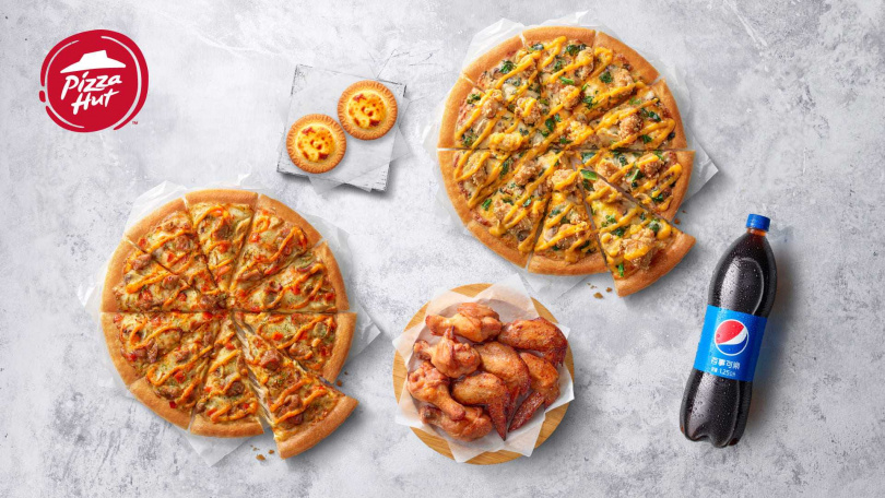 「開工發發發套餐」只要888元，即享有2個大比薩、副食3選1，以及2個半熟起司塔與一瓶1.25L可樂，最高現省991元。（圖／必勝客提供）