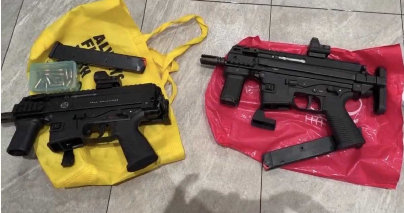 警方於20日在清水服務區逮到3嫌，現場竟查扣2把衝鋒槍。（圖／翻攝畫面）