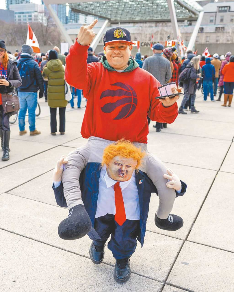 美國在維護「反對征服領土」的國際規範上長期扮演關鍵角色,然而近期立場出現搖擺,美國總統川普不僅多次提議購買格陵蘭島,還喊話讓加拿大變成第51州。圖為加拿大群眾於3月22日齊聚響應「舉起肘子」活動,呼籲大家團結起來反擊川普的關稅政策和併吞威脅。(圖/達志/路透社)