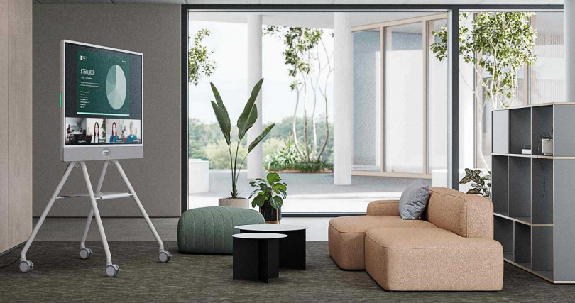 Logitech Rally Board 65 將 65 吋觸控螢幕與 AI 視訊功能完美結合，專為開放空間與會議室設計。靈活腳架設計便於移動，提升協作效率（圖／Logitech提供）。