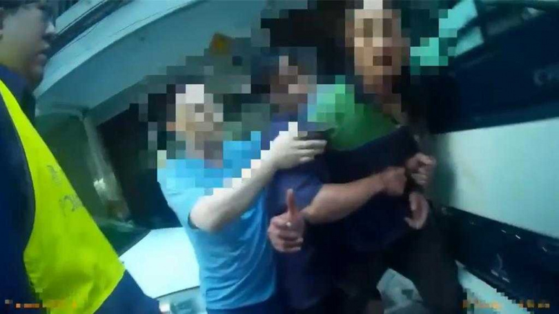 警方當場逮捕李男。（金山警分局提供）