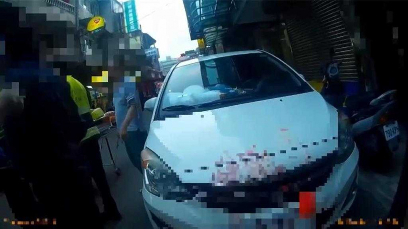 李男用磚塊攻擊王男，導致一旁汽車血跡斑斑。（金山警分局提供）