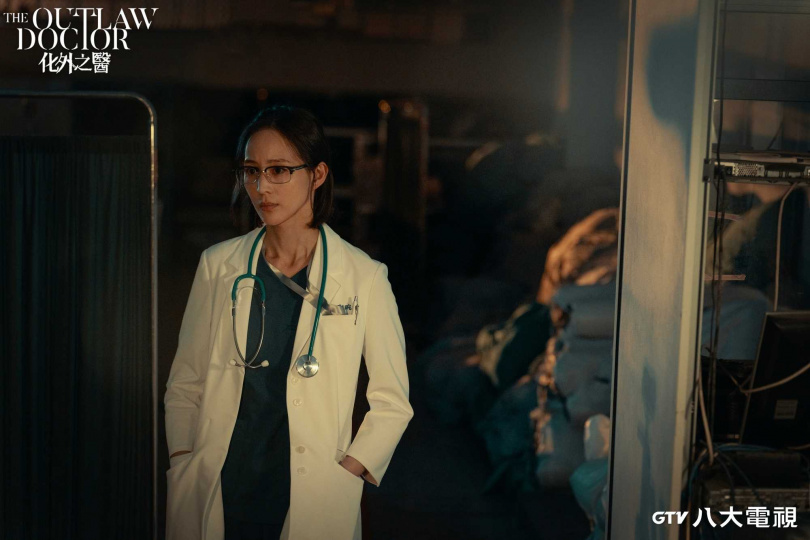 八大電視《化外之醫》張鈞𡩋為扮演醫生的角色,做足練習準備。(圖/八大)