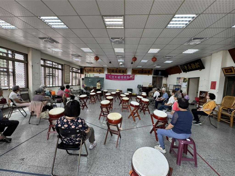 台中市議員陳文政21日質詢指出，長青學苑課程一位難求，堪比演唱會門票，但關懷據點課程無趣，建議調整。（圖／陳文政提供）