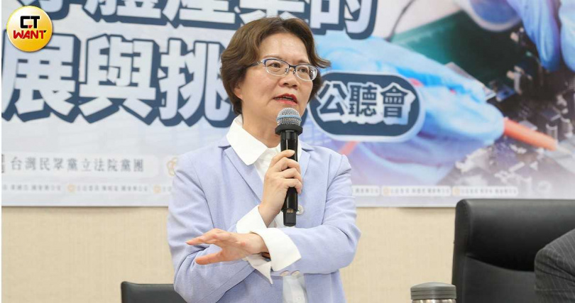民眾黨立委劉書彬認為若不改進僑外生打工困境，台灣將難甩「人口販運」惡名。（圖／黃鵬杰攝）