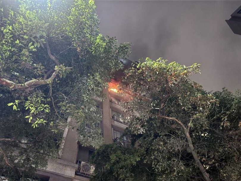 現場為7樓陽台起火，消防人員搶救中，幸子屋內無人。（圖／新北消防局提供）