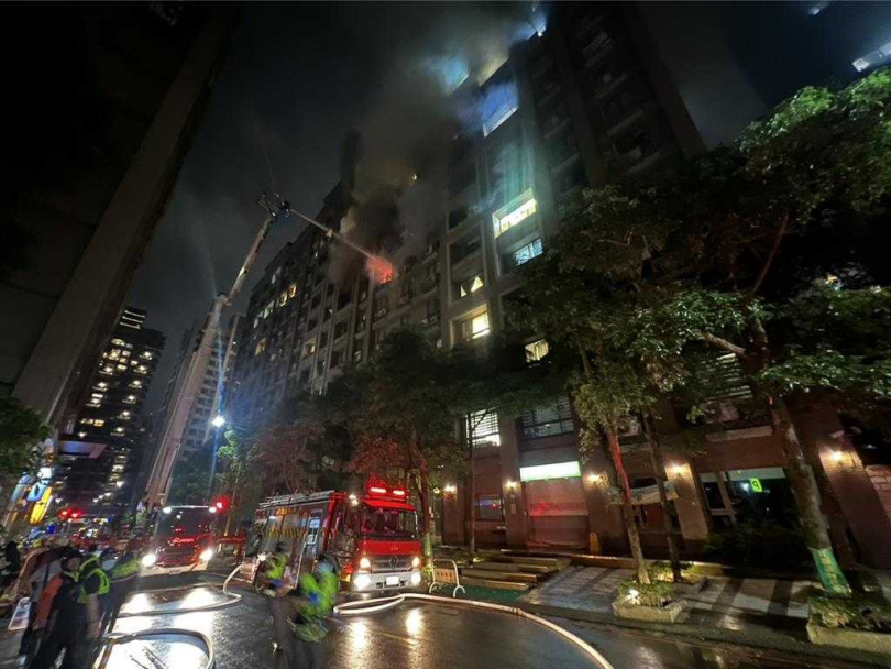 新北市林口區文化三路某大樓28日晚間傳大火。（圖／新北消防局提供）