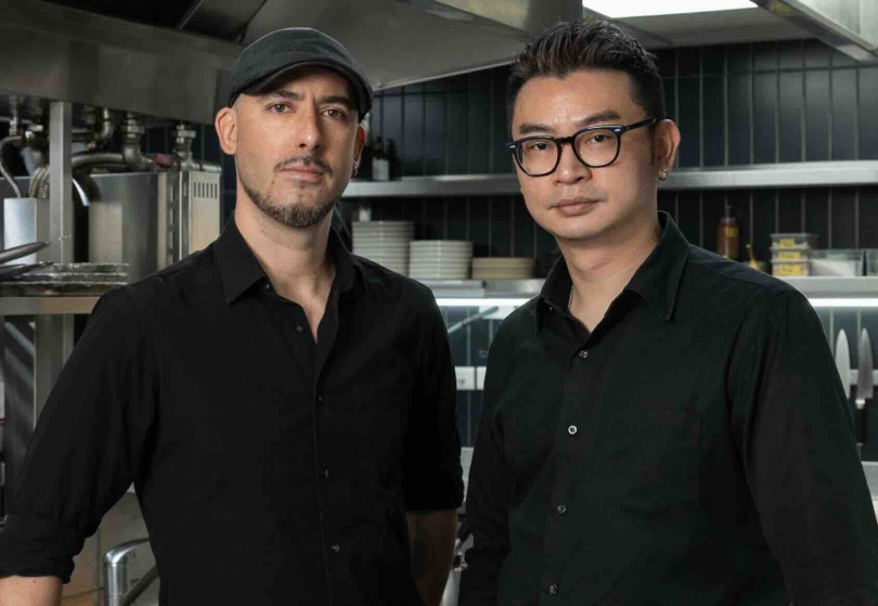 西班牙客座主廚Dani Palm（左）與瑪黑主廚 Kris（右）為瑪黑餐酒五週年獻上全新菜色（圖／品牌提供）