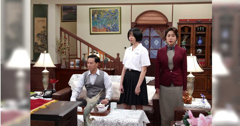 尹昭德（左）劇中發怒拍桌罵女兒，氣勢嚇到自己都忘詞了。（圖／台視）