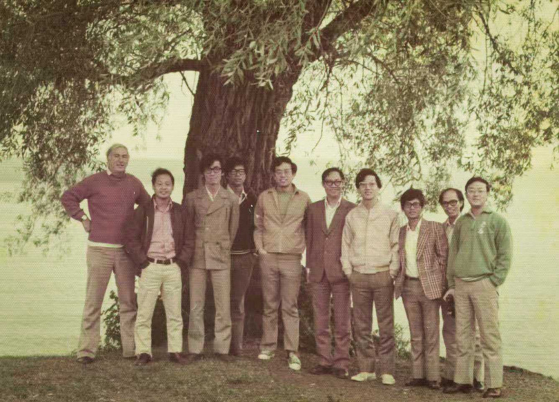 《造山者－世紀的賭注》當年一群30歲不到的年輕工程師，前往美國RCA（美國無線電公司）帶回半導體核心技術的種子，如今全都成了台灣電子產業的群山龍頭大老。（圖／牽猴子提供）