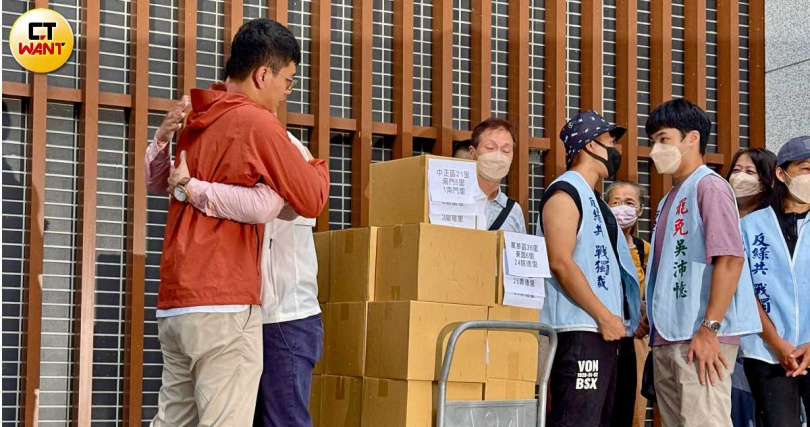 北市罷雙吳功敗垂成，重挫國民黨中央原先「以罷制罷」的規劃。圖為罷吳沛憶的領銜人李孝亮送出連署書後，與團隊工作人員忍不住相擁而泣。（圖／方萬民攝）