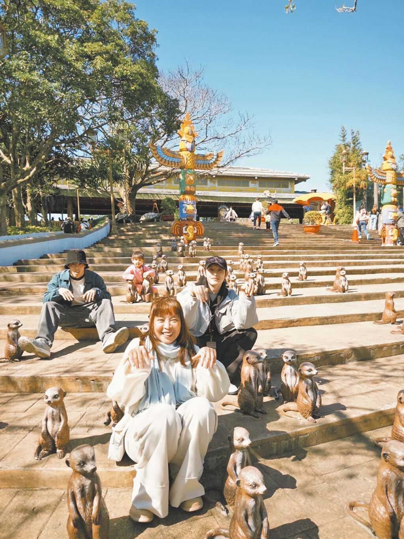 曹佑寧(右起)與媽媽、弟弟出遊,幸福合影。(圖/曹佑寧提供)