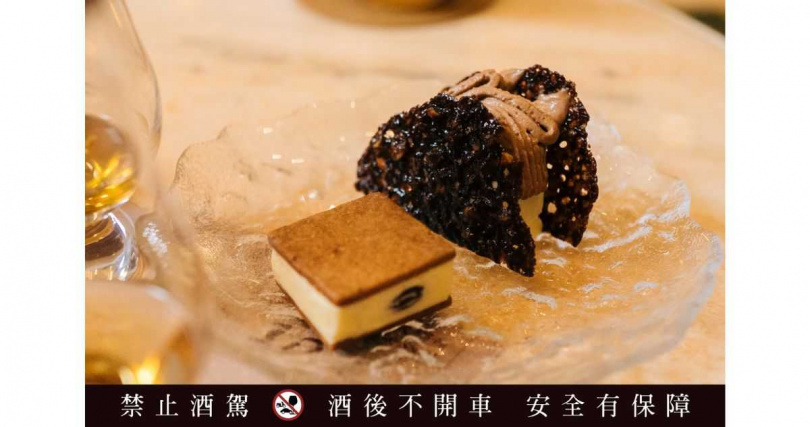 (左)威士忌酒漬葡萄奶油夾心餅(右)乳酪 × 巧克力杏仁脆片 × 巧克力泡沫(圖/Glenfarclas 格蘭花格提供)