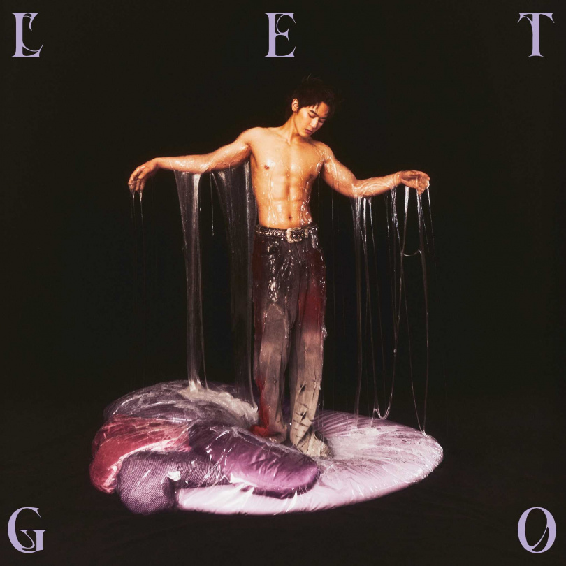 專輯封面展現小樂苦心鍛鍊多年的壯碩胸腹肌。(圖/華納音樂提供)