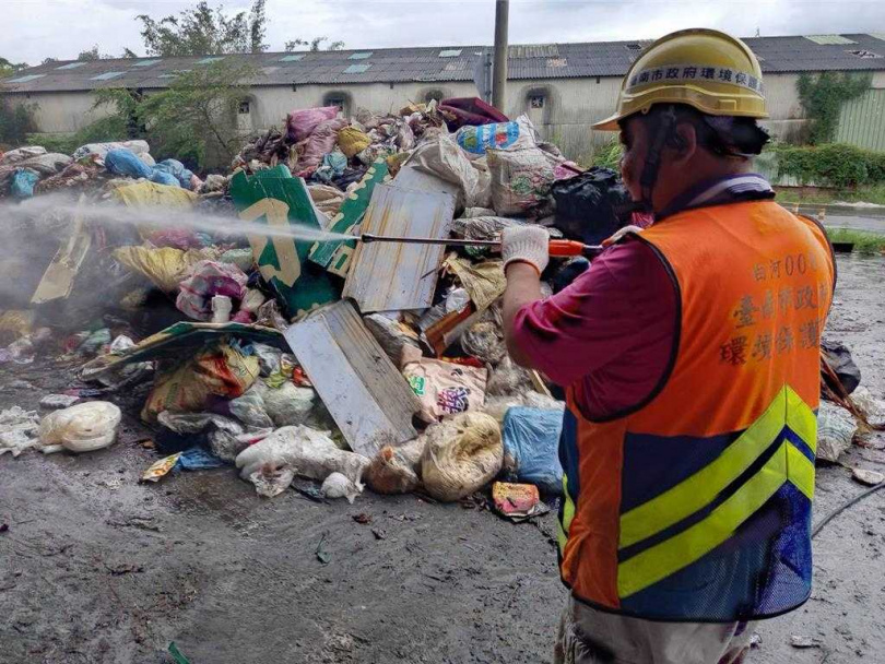 丹娜絲颱風重創台南造成巨量垃圾,除全力動員進行清運外,對堆積垃圾派員進行清淨清毒工作。(圖/台南市環保局提供)