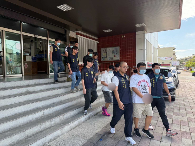 莫姓男子以翡翠原石與珠寶等直播間作幌子,短短4月至少詐得1000萬餘元。(圖/翻攝畫面)