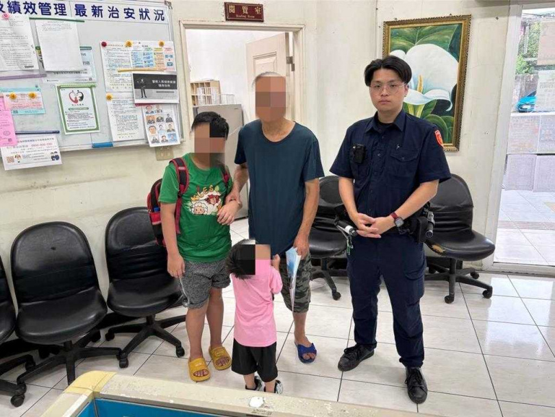 桃園市大園警分局三菓派出所員警於24日下午4時許巡邏行經三和路時，9歲的張姓男童獨自街頭徘徊，經員警見回關懷了解，男童因不小心弄丟作業本怕被父親責罵，獨自離家在街頭徘徊，員警聽完後對男童開導化開的心結，後續則通知男童父親前來將人平安帶返家。(圖／大園分局提供)